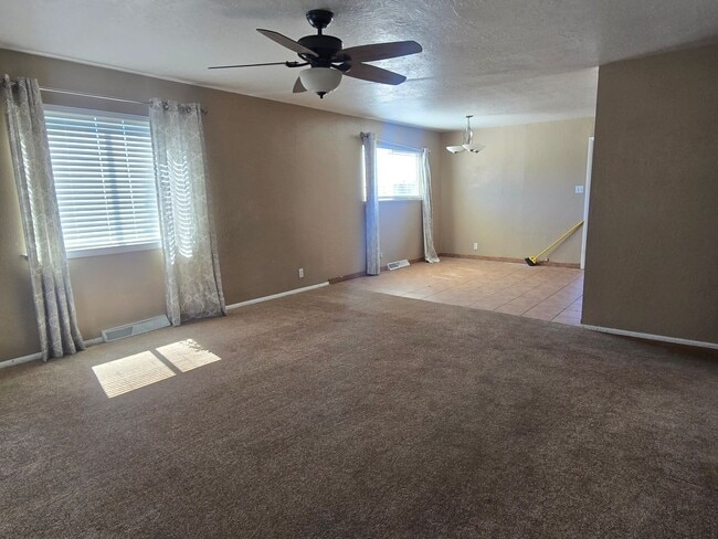 Building Photo - 3 Bedroom 2 Bath Rental