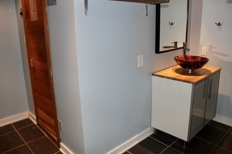 Lower floor guest bath and sauna - 10249 33rd Ave sw