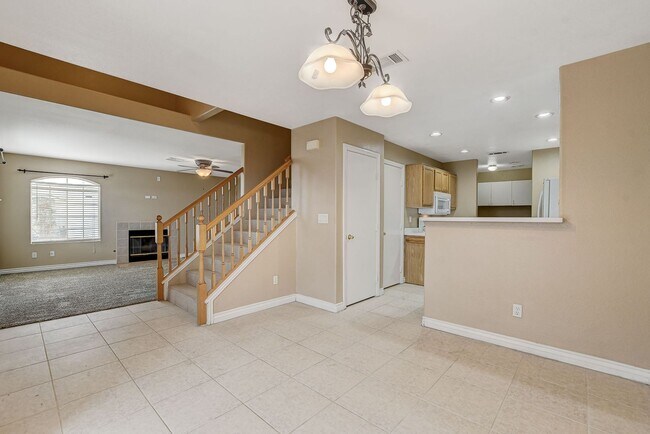 Building Photo - Spacious Townhome w/large yard! Near Summe...
