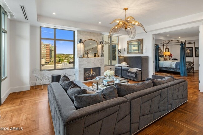 Building Photo - 2211 E Camelback Rd