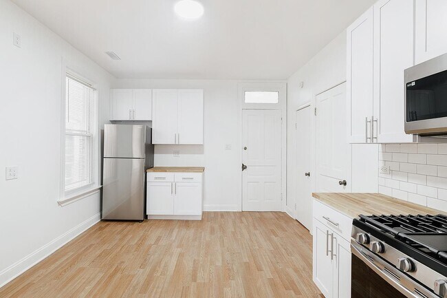 Building Photo - 1430 W Superior St