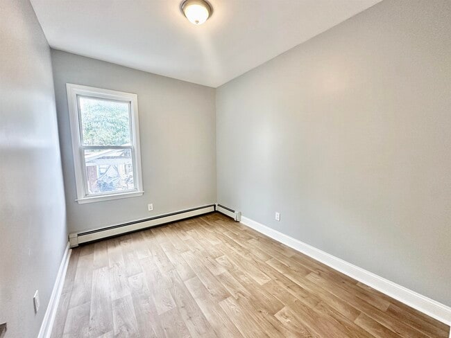 Building Photo - 130 Grant Ave