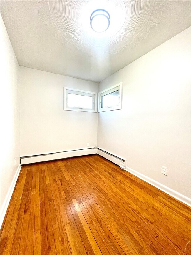 Building Photo - 218 Lynhurst Ave