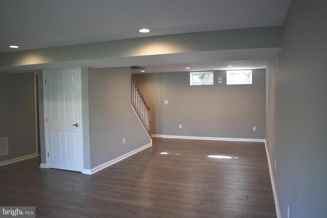 Building Photo - 2174 E Greenleaf Dr