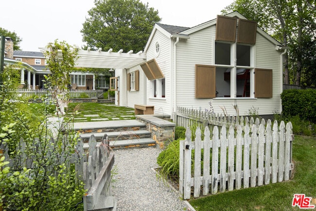 Building Photo - 6763 Zumirez Dr