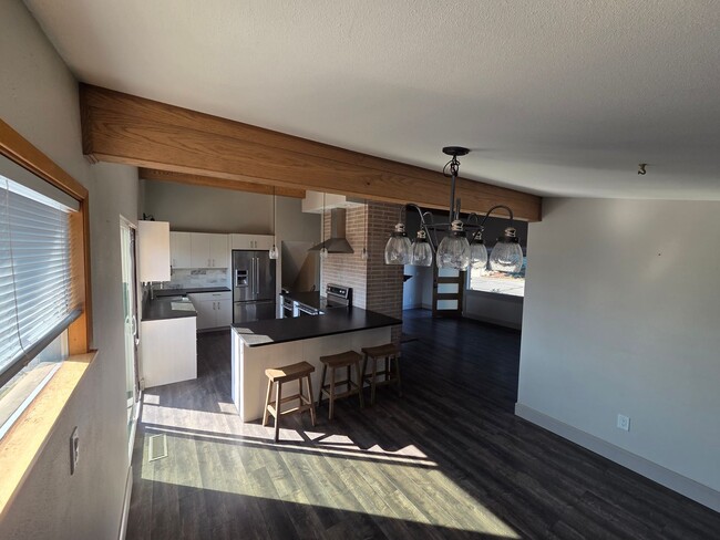 Building Photo - 3Bedroom, 2.5 Bath Mid Century Modern Home...