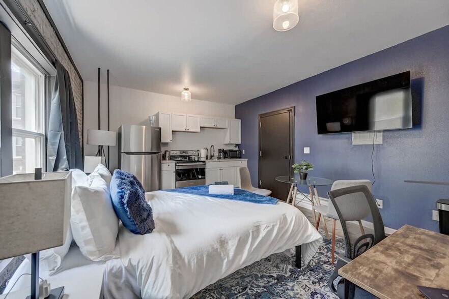 Building Photo - 1930 N Prospect Ave