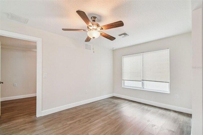 Building Photo - 650 E Tarpon Ave