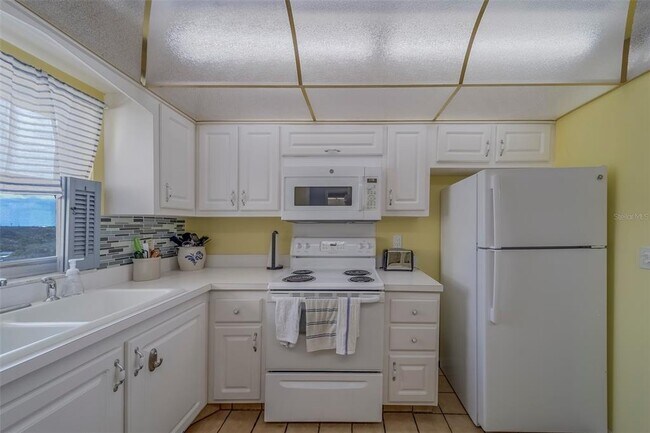 Building Photo - 4575 Cove Cir