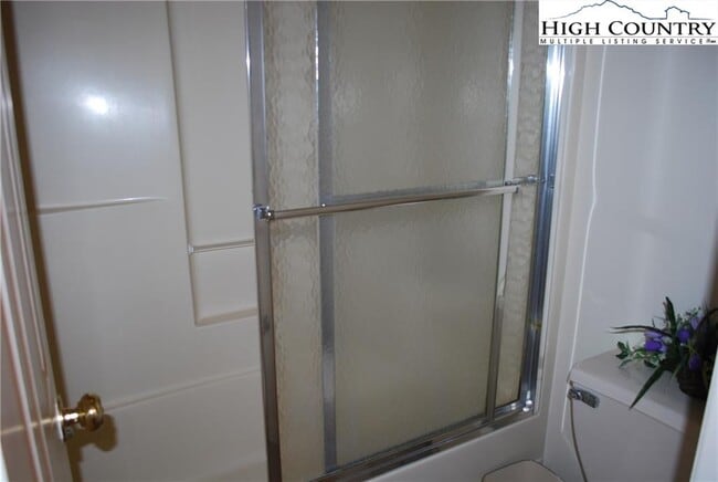 Building Photo - 421 E Landing Dr