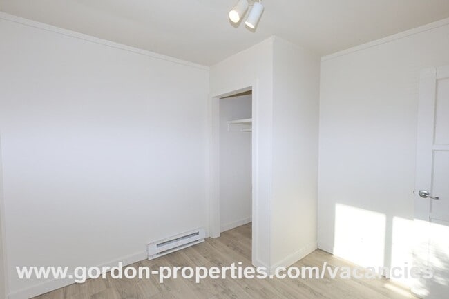 Building Photo - SE Arista Dr - Single level 1 bedroom apartment with den/office in the heart of Oak Grove