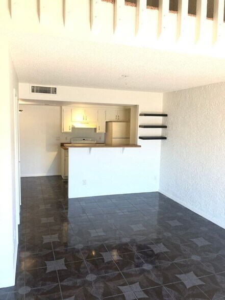 Building Photo - 2121 W Royal Palm Rd