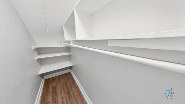 Building Photo - Renovated 2bd/1ba with huge kitchen & full...