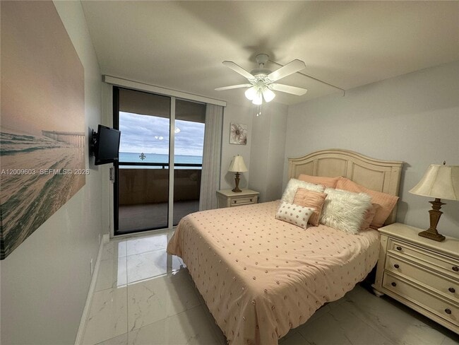 Building Photo - 2555 Collins Ave