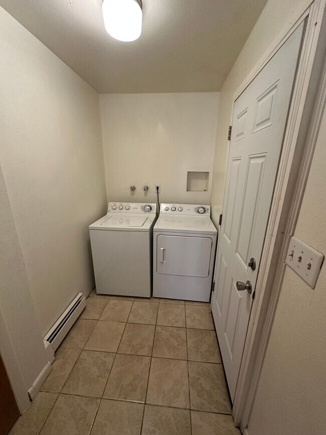 Building Photo - EM1304