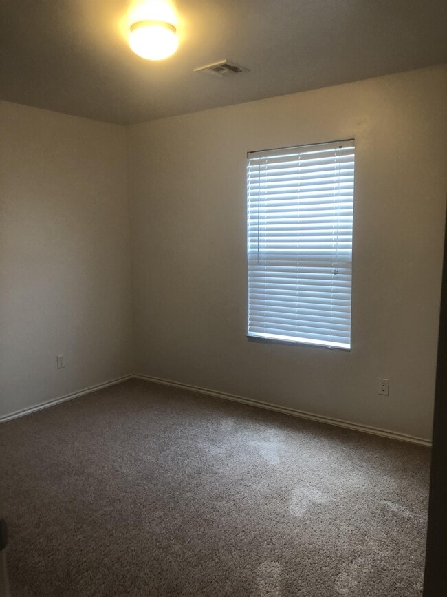 Building Photo - 3400 SE 94th St