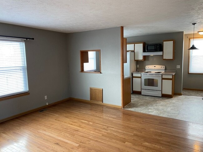 Building Photo - Duplex For Rent! Valley NE