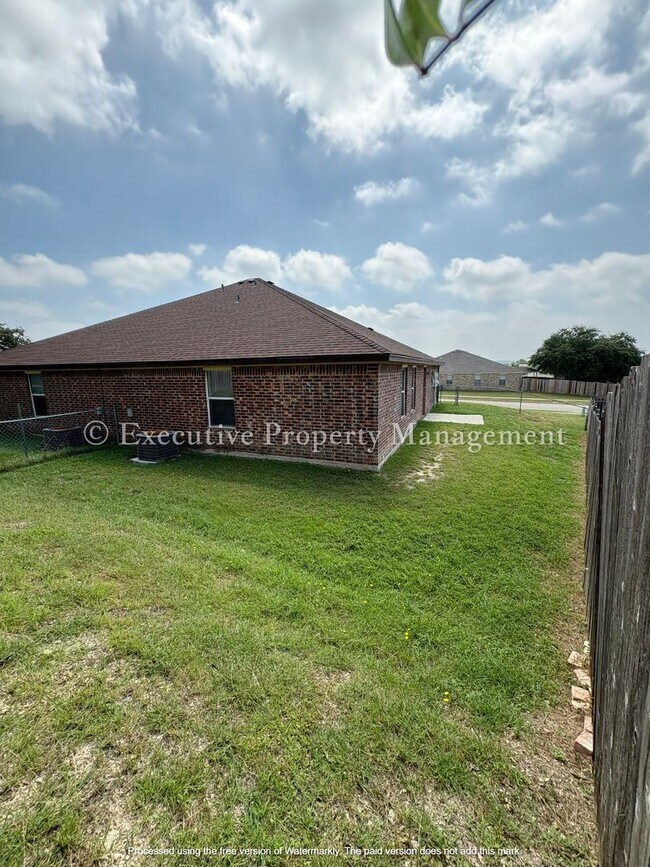 Building Photo - 331 Janelle Dr