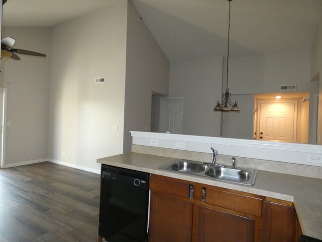 Building Photo - Beautiful Condo!