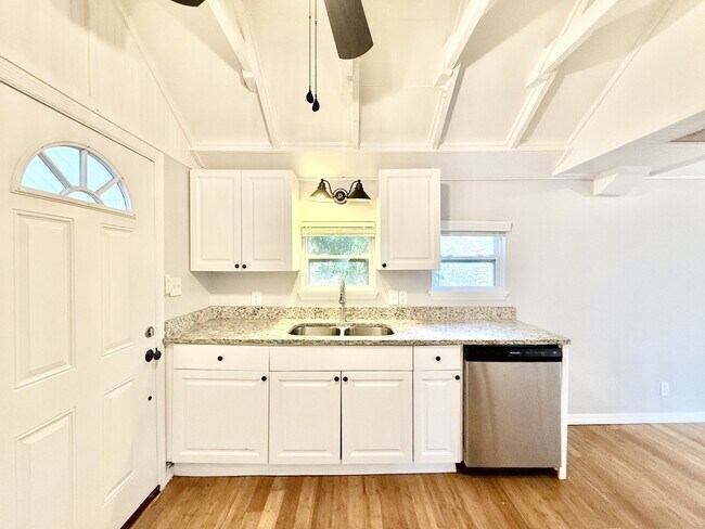 Building Photo - 713 Smith St