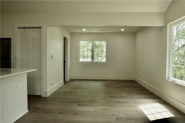 Building Photo - 858 NW B St