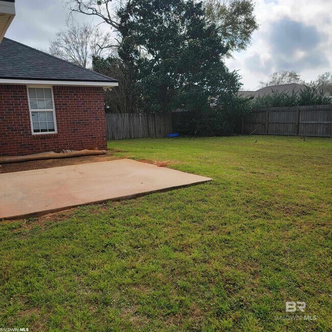 Building Photo - 1701 Woodbridge Cir E