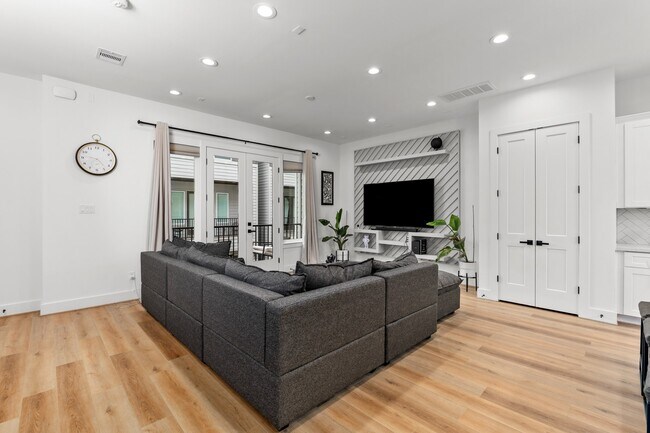 Building Photo - 3030 Live Oak St