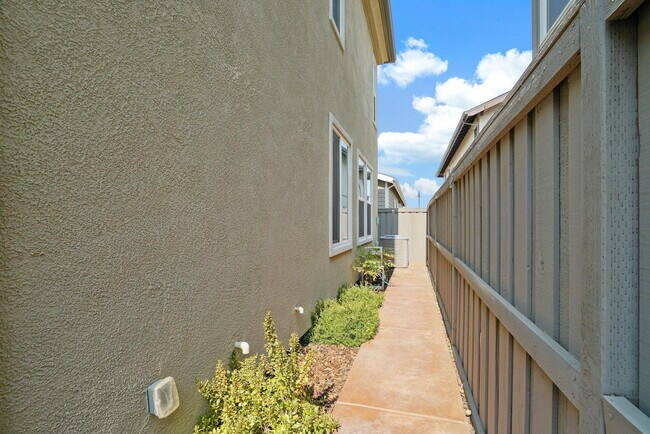 Building Photo - Cannery living!