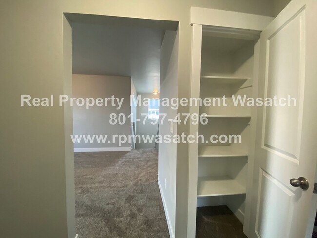 Building Photo - Rent This Beautiful 3 Bedroom 2.5 Bathroom...