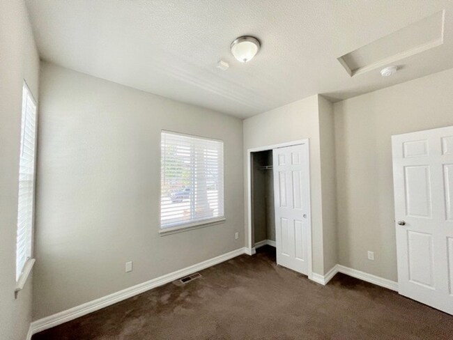 Building Photo - Stunning 4 Bed/4 Bath Home in Banning Lewis Ranch