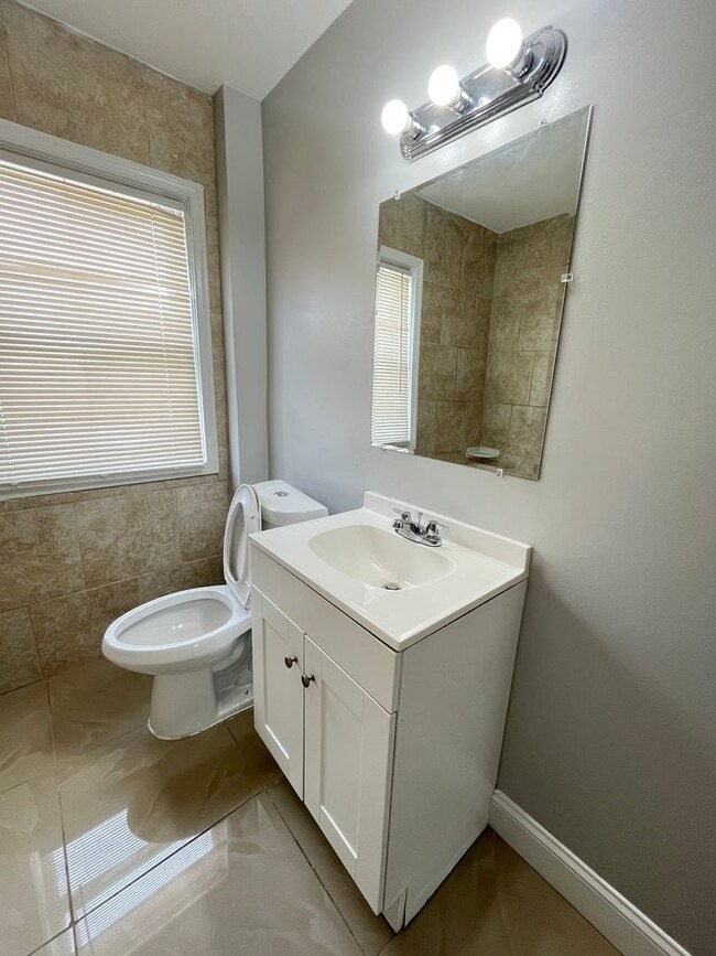 Building Photo - West Baltimore 4 Bedroom 1.5 Bathroom Town...