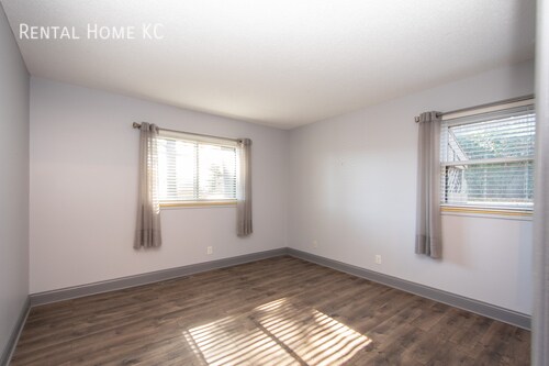 Building Photo - 8738 Metcalf Ln