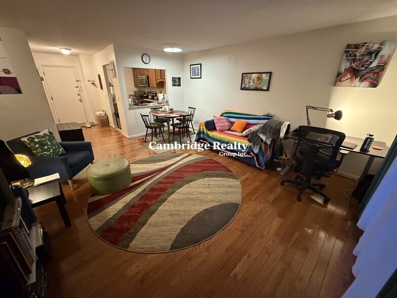 Building Photo - 803 Centre St