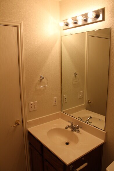 Secondary Bathroom - 5605 Bentsen Ln