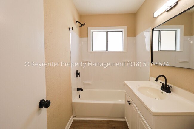 Building Photo - 3 Bed | 2.5 Bath in Oologah!