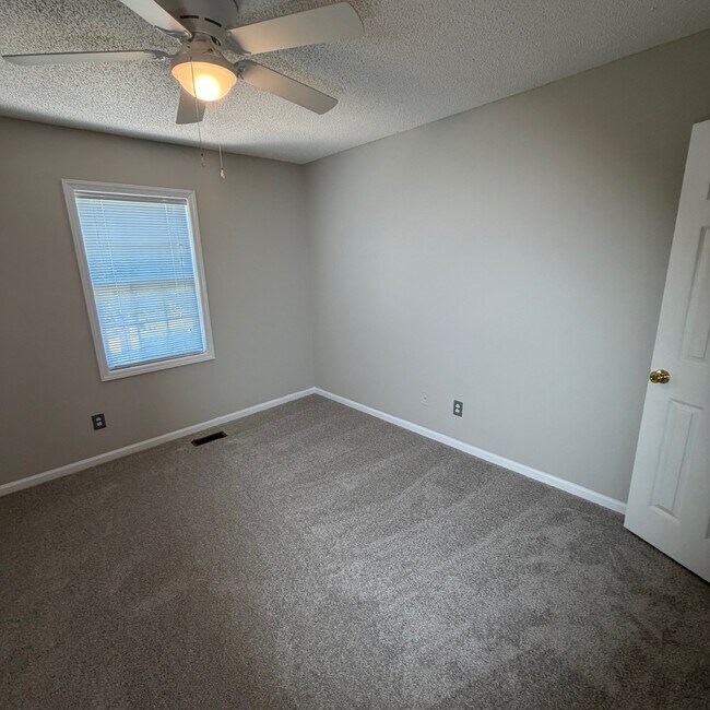 Building Photo - 2345 Vineyard Dr