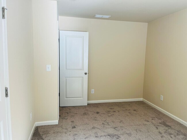 Building Photo - Wow! Check out this charming 3-bedroom, 2....