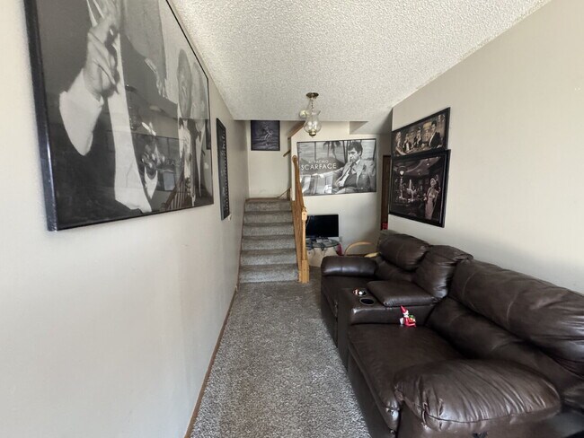 Building Photo - High Ceilings Townhouse Retreat: Spacious 2-Bed, 2-Bath Gem in Woodbury!