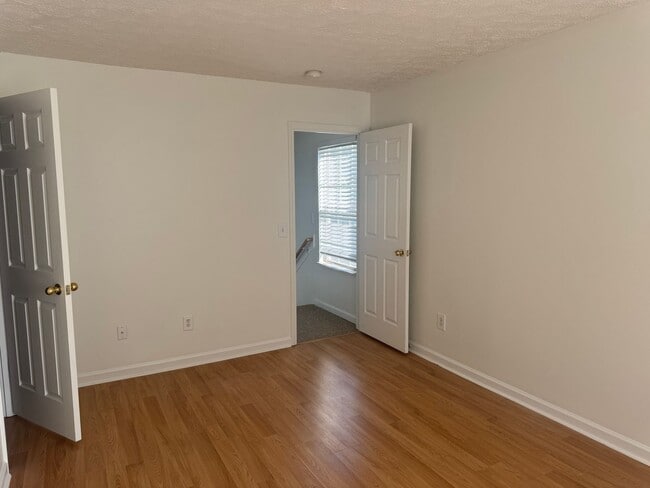 Building Photo - Great 2BR Townhome in Bellevue