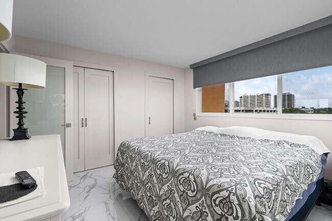 Building Photo - 2400 NE 9th St