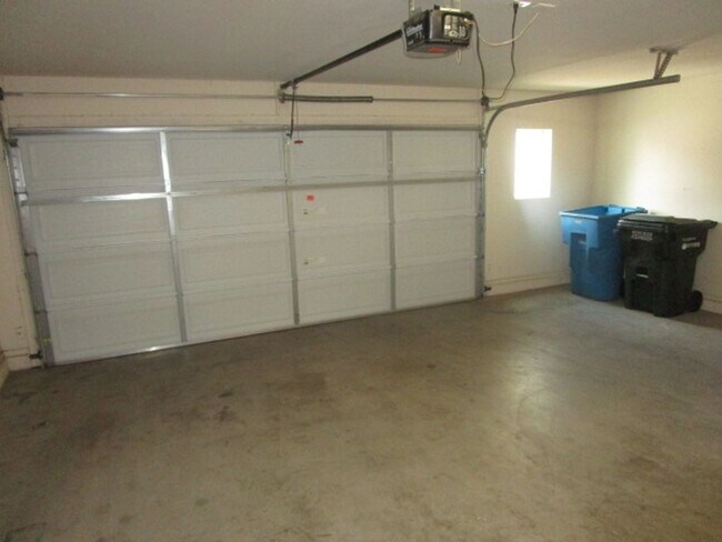 Building Photo - Spacious 3Bdm 2Ba Phoenix Home with *No Carpets* and *New Paint*