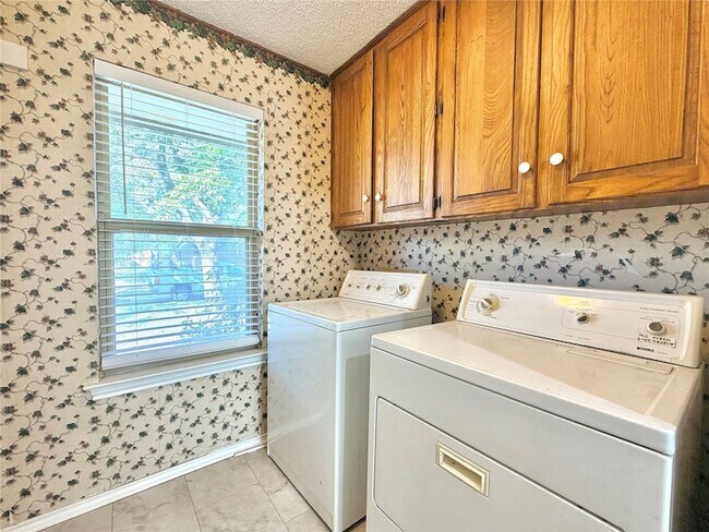 Building Photo - 1821 Broadway St