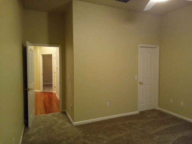 Building Photo - Gated: Single Story Heritage Oaks 3 Bedroom Plus Office/Den 3 Car Garage with lots of built in fo...