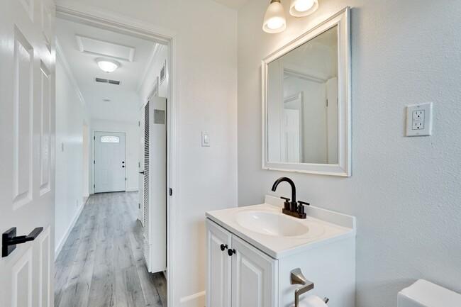 Building Photo - Rare 2 Bed 1 Bath Home with Huge Private Backyard