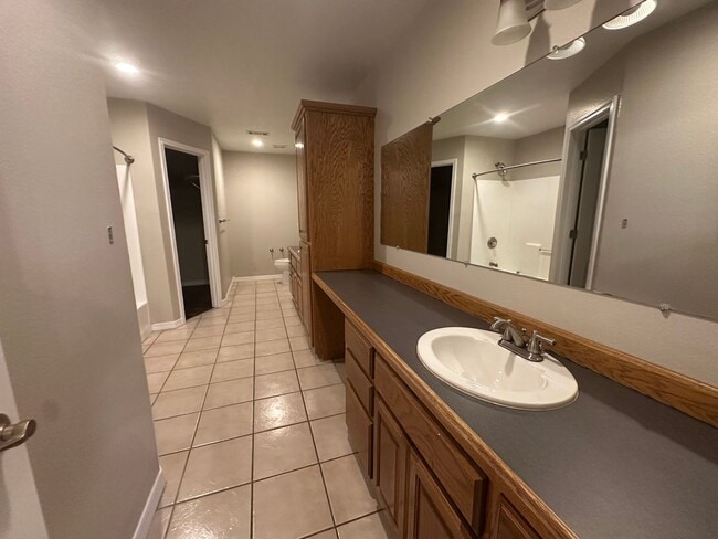 Building Photo - Welcome to this charming 3-bedroom, 2-bath...