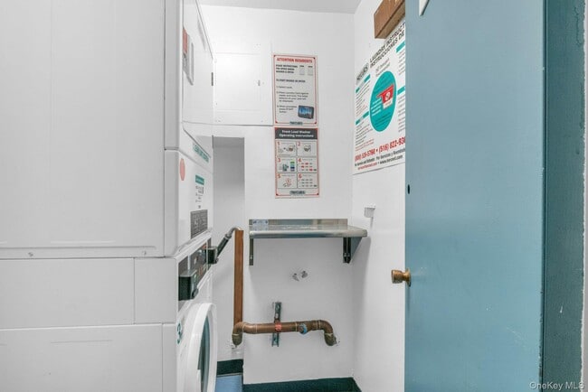 Building Photo - 10 Lake St