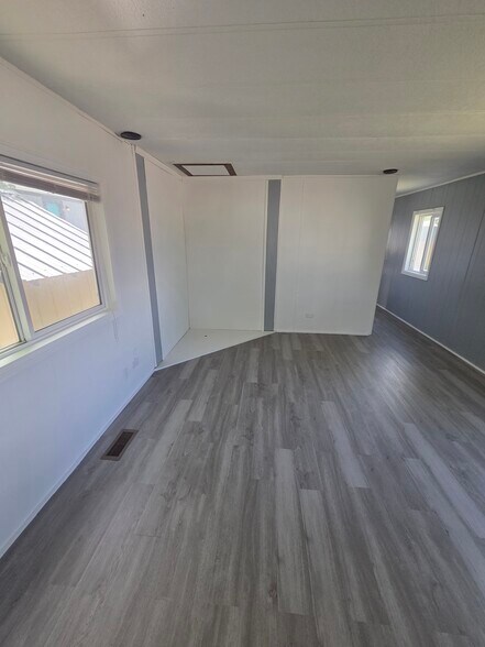 Building Photo - 1511 Mydland Rd