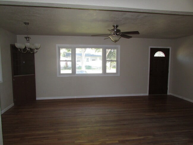 Building Photo - 3 BEDROOM | 2 BATH | DOUBLE CAR GARAGE | W...