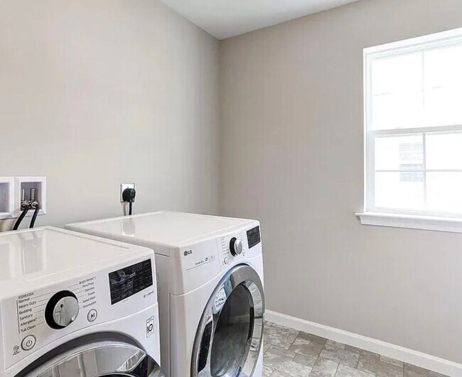 Building Photo - 3 bedroom 2.5 bathroom townhome for rent