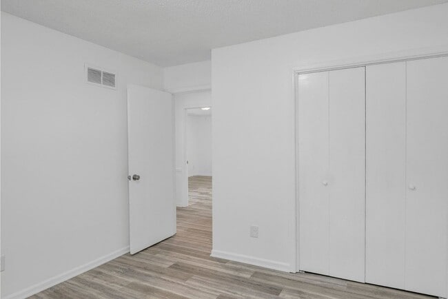 Building Photo - 405 S Montclaire Dr